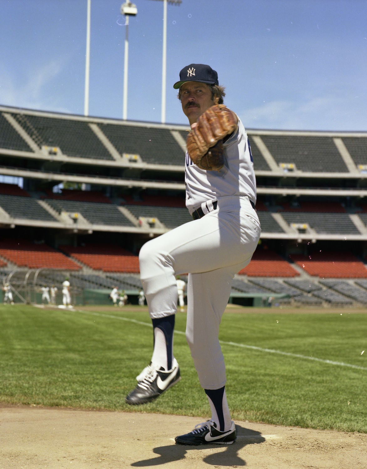 Catfish Hunter signs free agent contract with New York Yankees